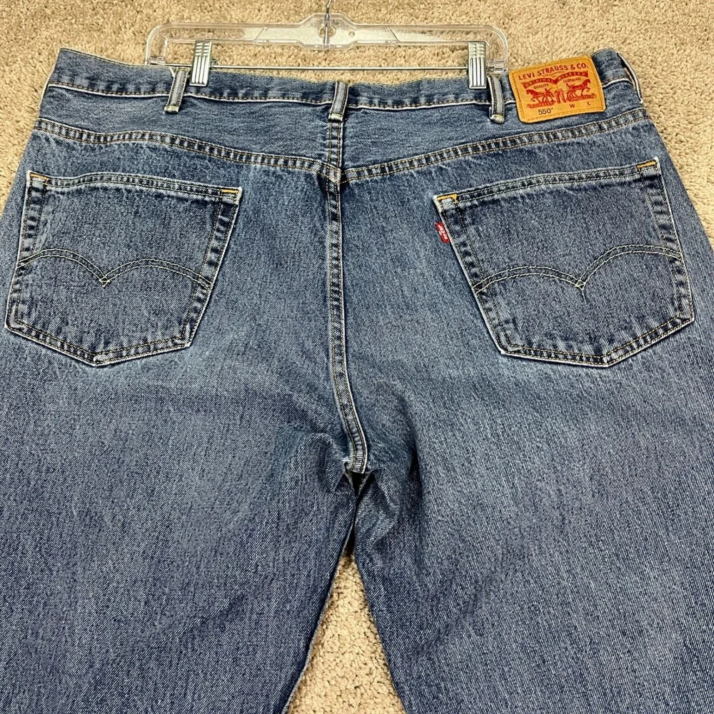 Levis 550 Jeans Mens 43x27 Medium Wash Blue Straight Leg 5‎ Pocket Denim EUC